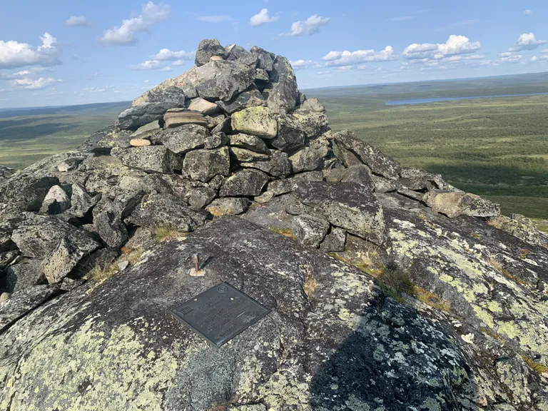 Beljašvarri. Struve mediaankaare punkt Saami tundrute kohal.