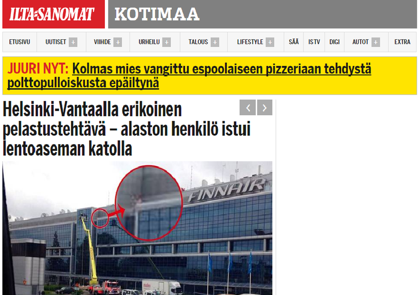 Mees Helsingi-Vantaa lennujaama terminalihoone katusel.