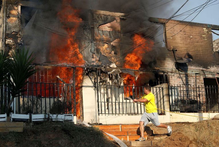 Жители пытались бороться с огнем до приезда спасательных служб.