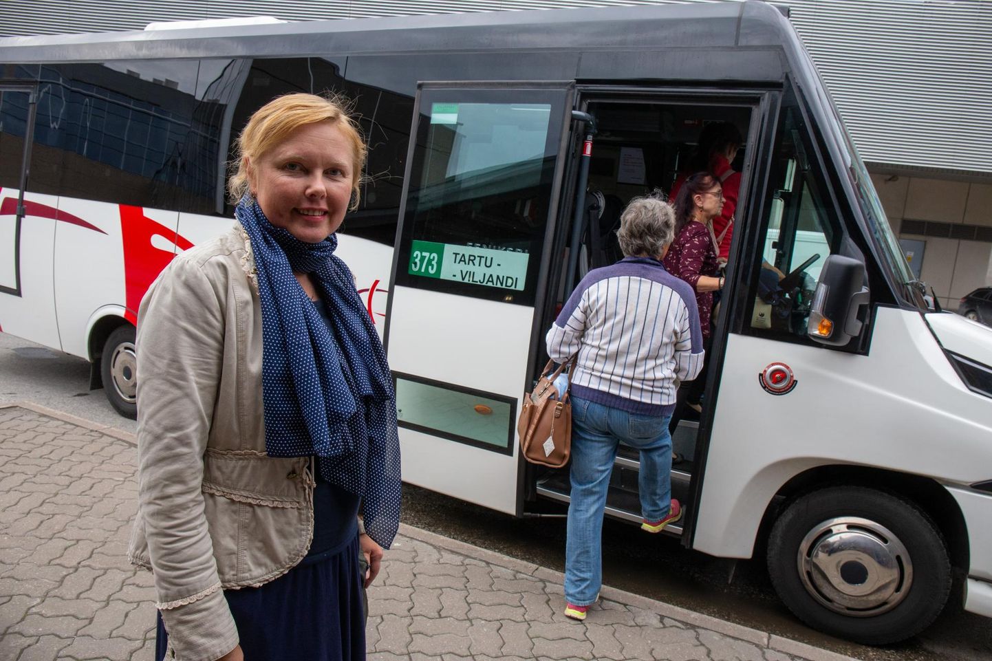 Leelo Viita istub Tartus kolm korda nädalas hommikuti bussi peale, et Viljandisse tööle minna.
