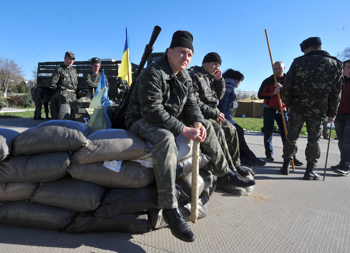 Ukraina sõdurid istuvad liivakottidel  Krimmis.