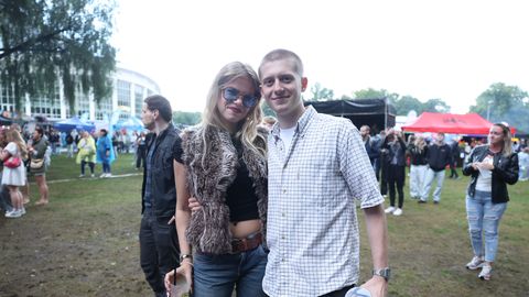 OTSEFOTOD ⟩ Suurfestivali kolmandat päeva kimbutab vihm! Vaata, kes on tulnud reede õhtut Õllesummerile veetma