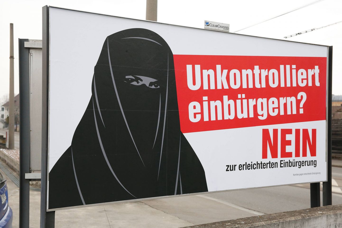 Burkat kandva naise eest hoiatav plakat hiljutise kodakondsusrefrendumi kampaania ajal Baselis.