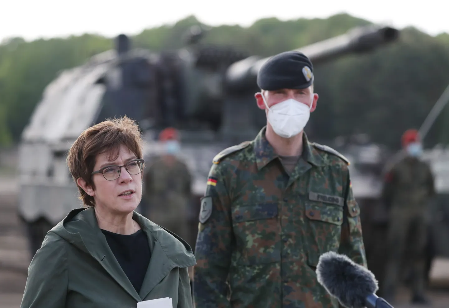 Annegret Kramp-Karrenbauer Saksamaa sõjaväelasega. Foto on illustreeriv.