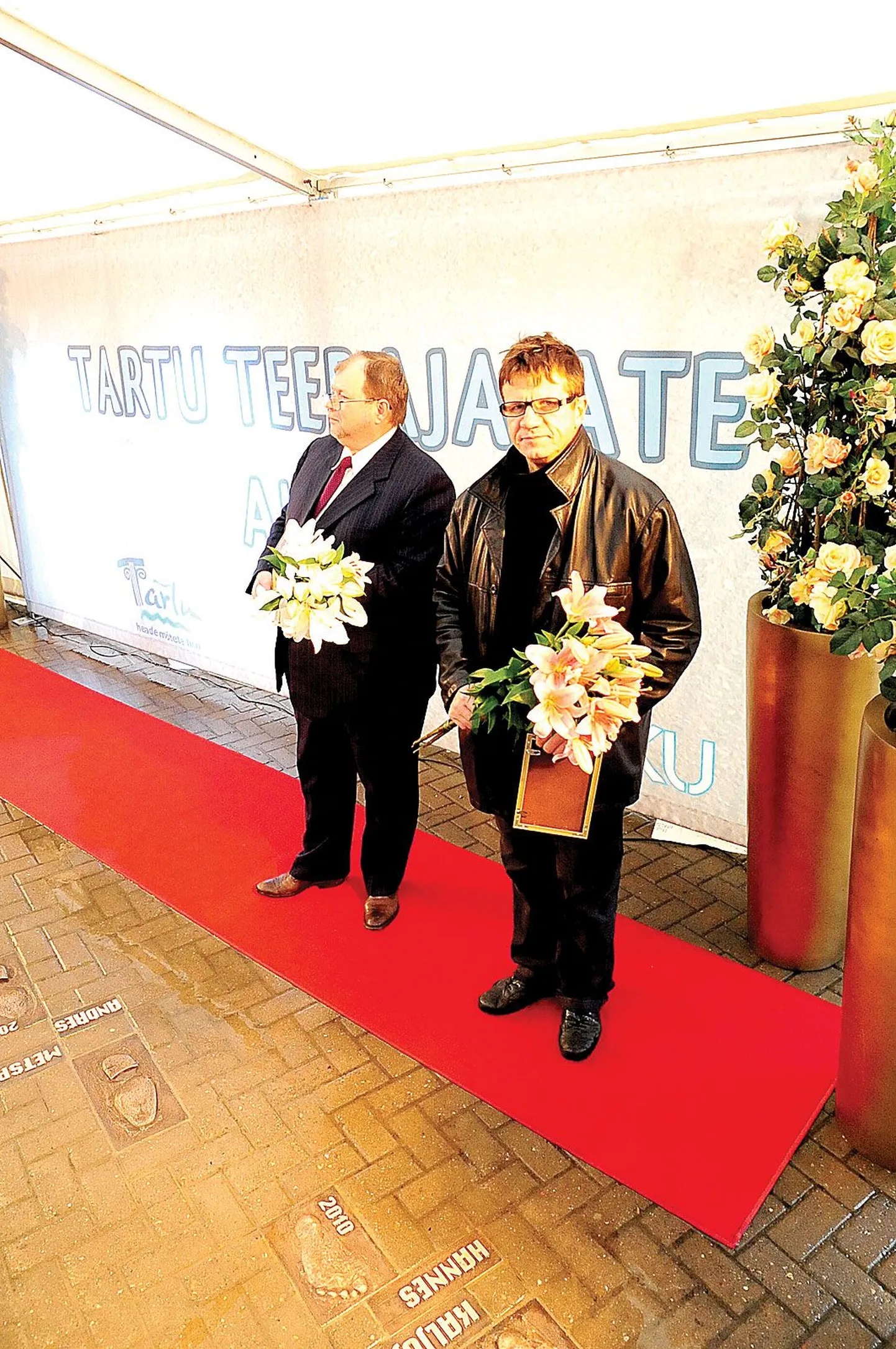 Tasku keskuse kõrval looklema hakkava Teerajajate allee kolme jäljepaari omanikud on näitlejad Herta Elviste ja Hannes Kaljujärv (pildil paremal) ning geeniteadlane Andres Metspalu (vasakul).
