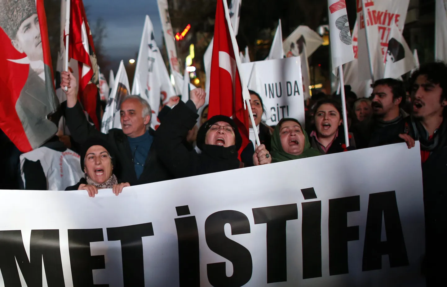 Ankaras nõudsid meeleavaldajad täna peaministri Recep Tayyip Erdoğani tagasiastumist.
