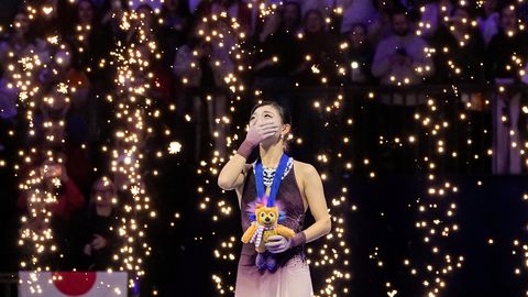 VIDEO ⟩ Sakamoto ceturto reizi kļūst par pasaules čempioni daiļslidošanā