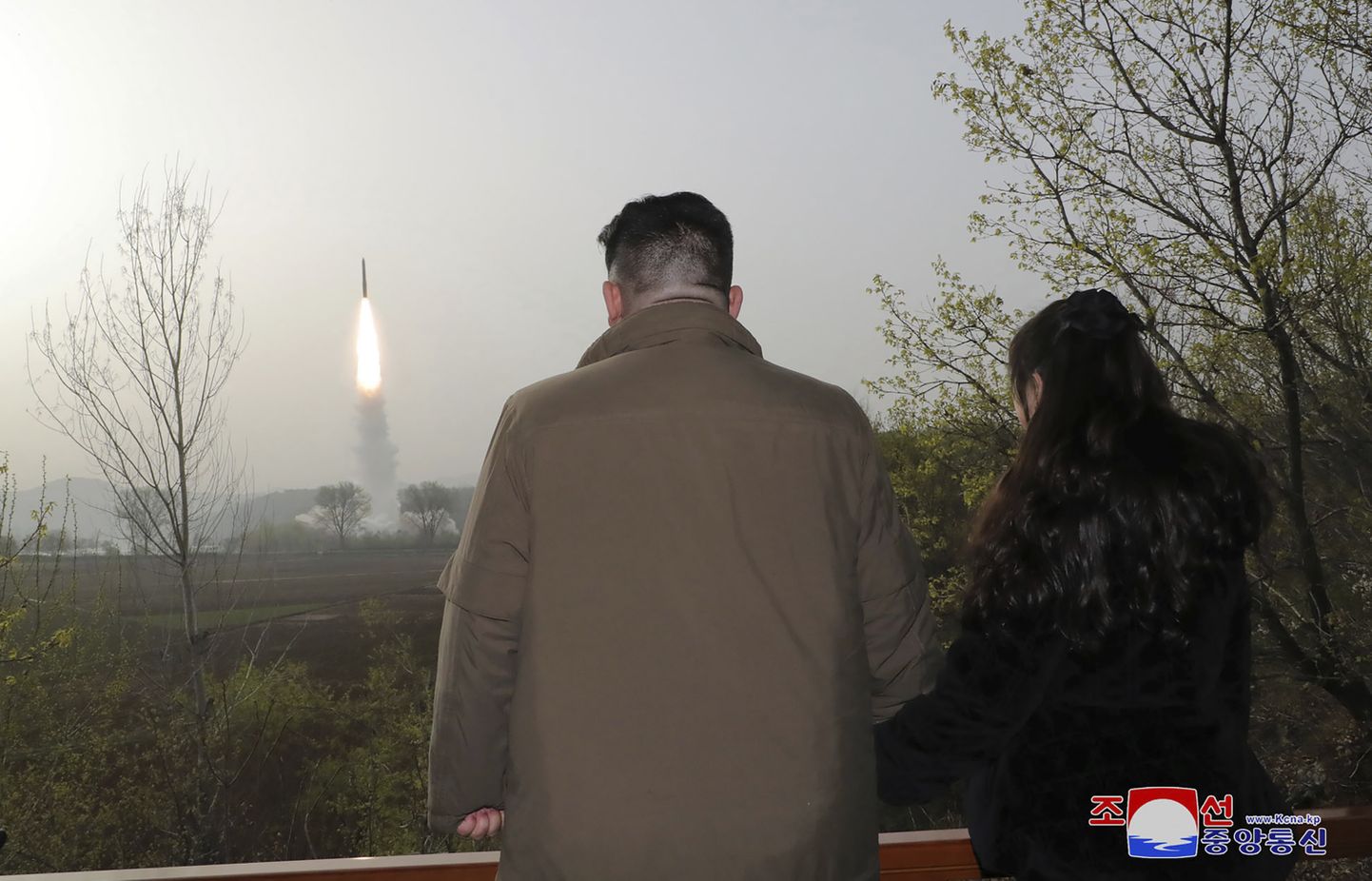 Kims Čenuns ar sievu skatās uz raķeti Hwasong-18