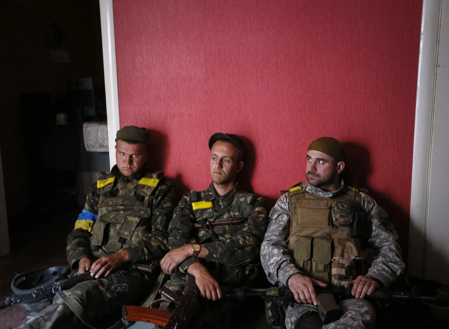 Ukraina sõdurid ootavad Ždnivkas raketirünnaku lõppu.