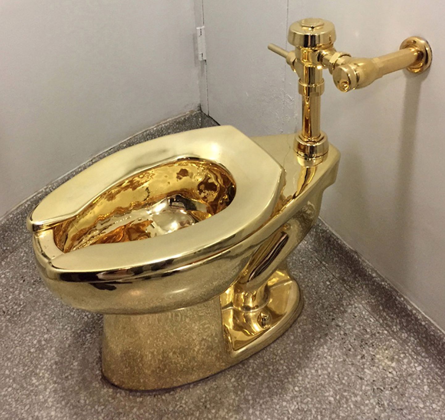 Itaalia kunstniku Maurizio Cattelani teos «America», mis on 18-karaadisest kullast WC-pott, Suurbritannia Blenheimi palees.
