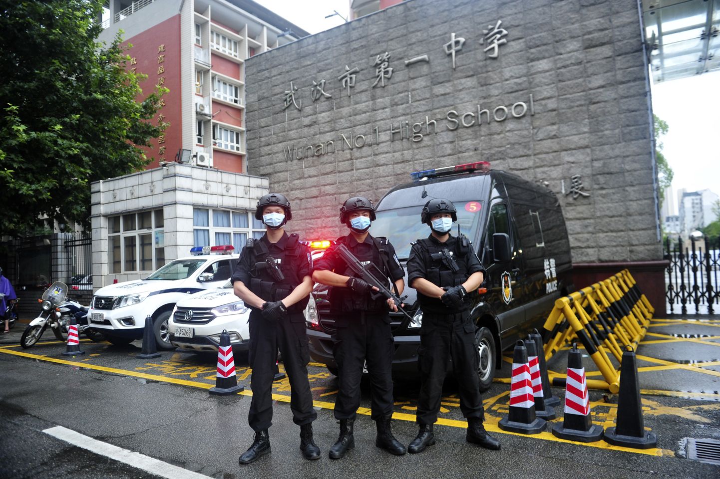 Relvastatud politseinikud Wuhani linnas asuva koroonaviiruse testipunkti juures.