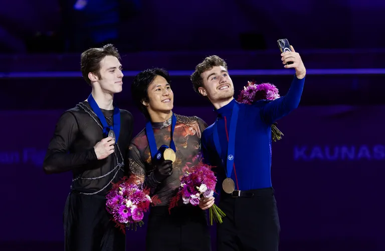 Pronksimees Matteo Rizzo (paremal) teeb poodiumil selfi teda edestanud Adam Siao Him Fa (keskel) ja Aleksandr Selevkoga. Rizzo kiitis pressikonverentsil oma konkurente ja teatas, et nood mehed olid seekord temast paremad.