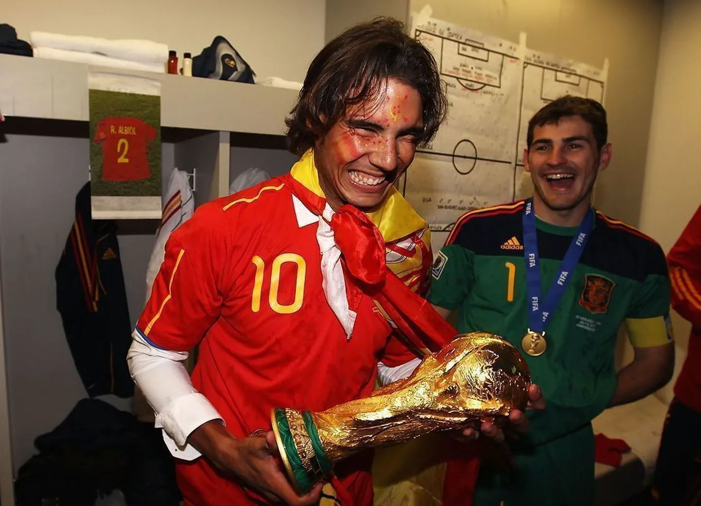 Üliõnnelik Rafael Nadal MM-karikaga, taamal Hispaania koondise kapten Iker Casillas.