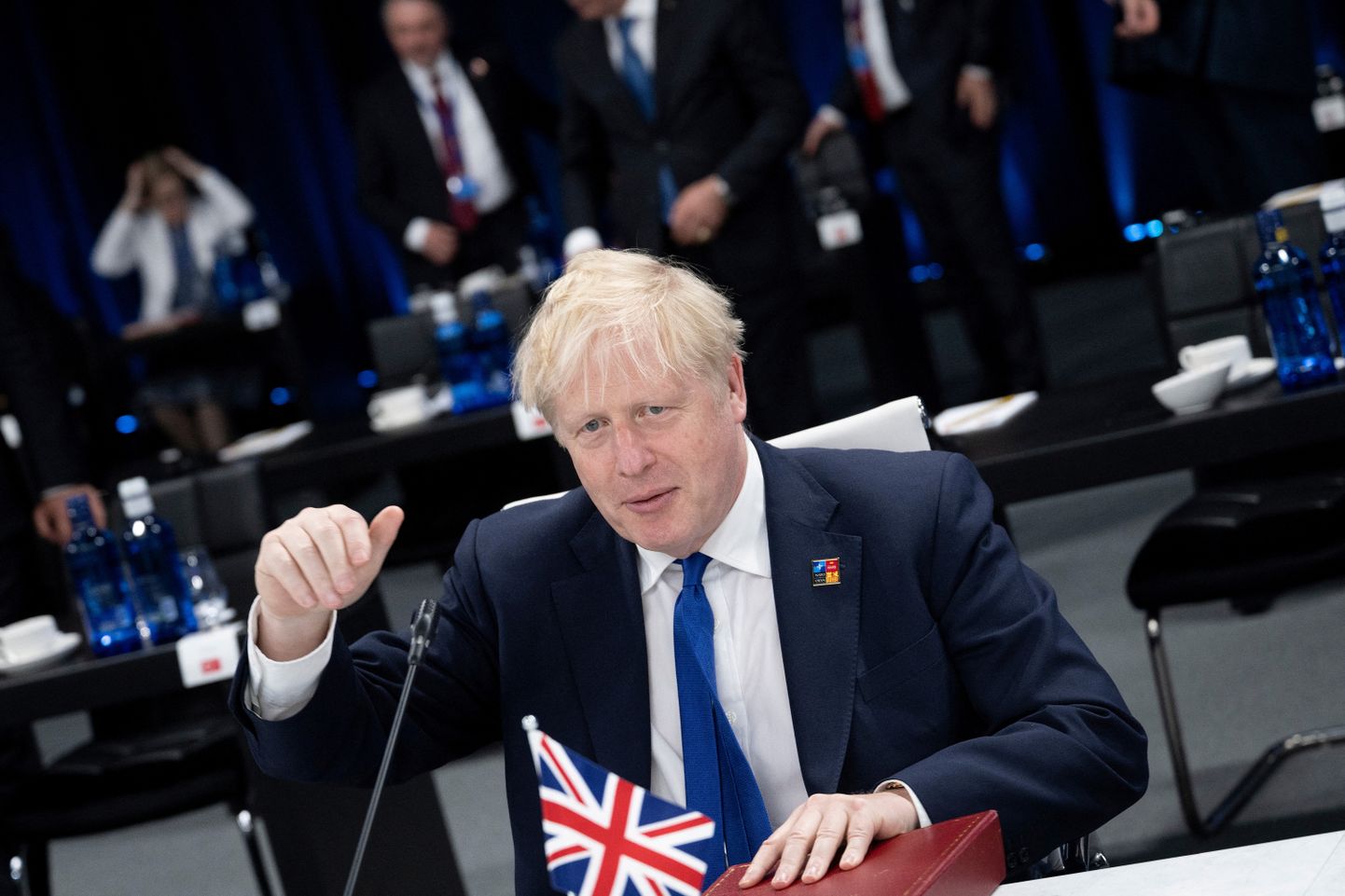 Peaminister Boris Johnson Madridis NATO tippkohtumisel kõnelemas.
