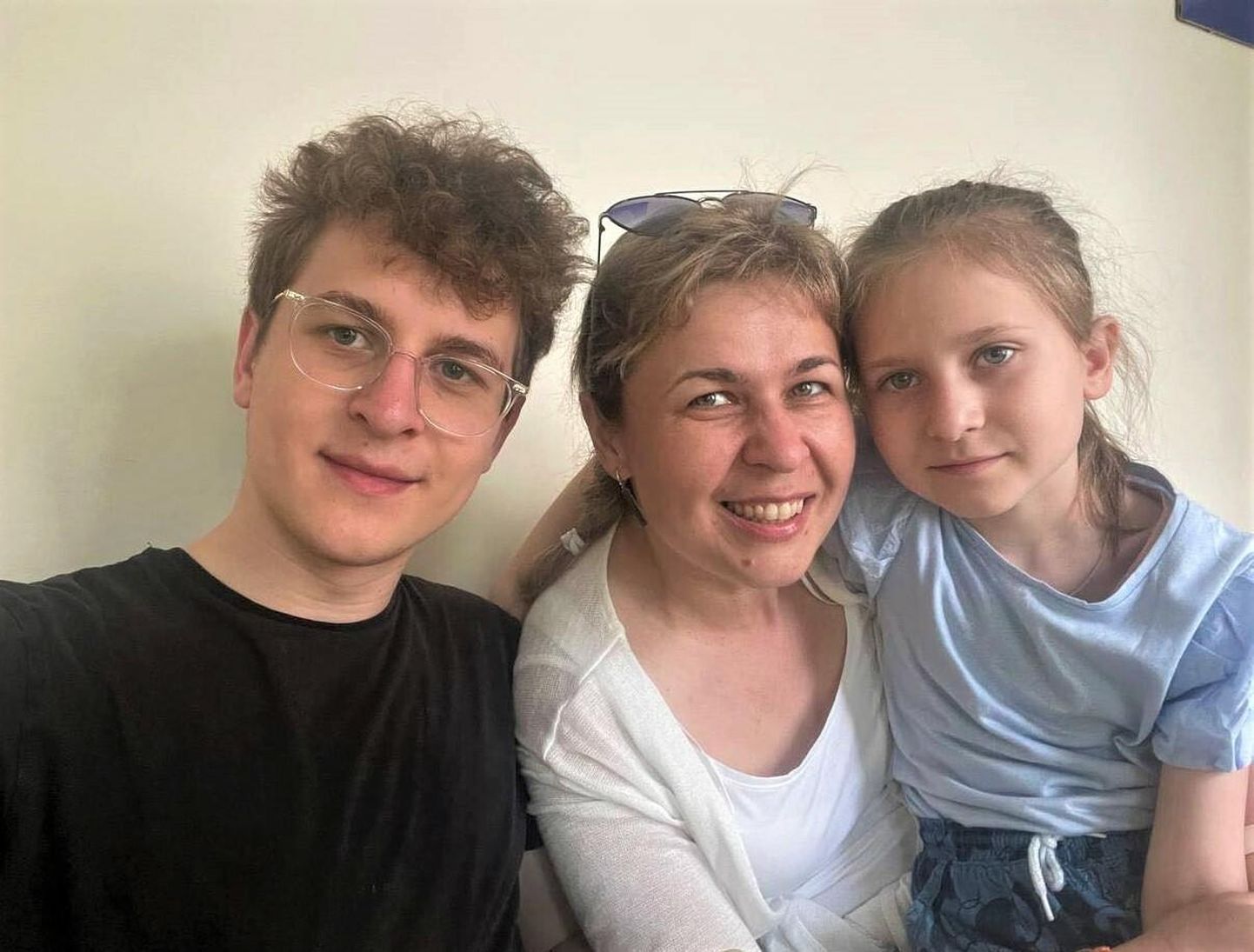 Suve algul Vilniuses, mil Inna Šulženko otsustas laste juurde jäädagi. 19-aastane Ivan vasakul ja üheksa-aastane Kirina paremal.