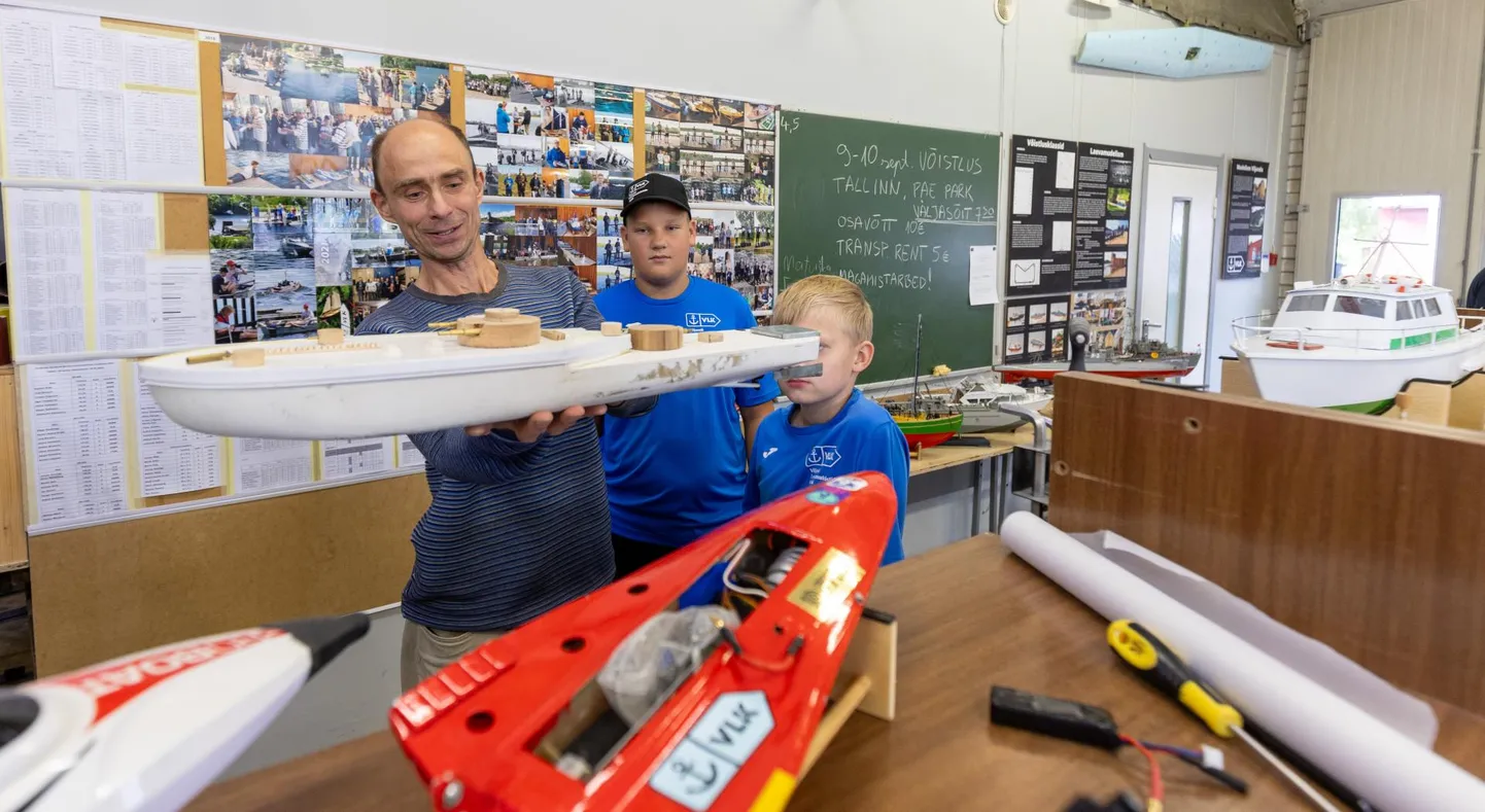 Viljandi laevamudeldajate ringi eestvedaja Olle Järvekülg askeldas laupäeval koos oma poistega mudelite kallal ning julgustas kõiki huvilisi selle romantilise hobi kallal kätt proovima.