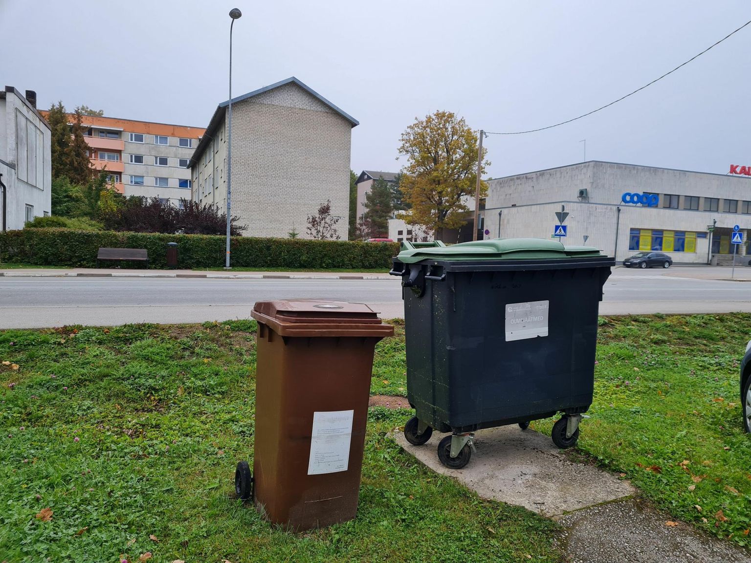 Selliseid pruune biojäätmete kogumiskonteinereid jagatakse neile Türi valla korterelamutele, kellel konteiner puudub. Biojäätmete kiirkompostreid saavad taotleda ka eramuomanikud.