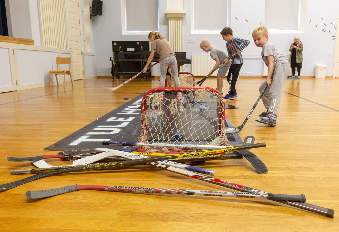 Lisaks olümpiamängudele jagub Viljandi Kesklinna kooli sporti ka muudelt aladelt: näiteks eelmise aasta lõpus käis VLND Hokikool lastele seal hokit tutvustamas.