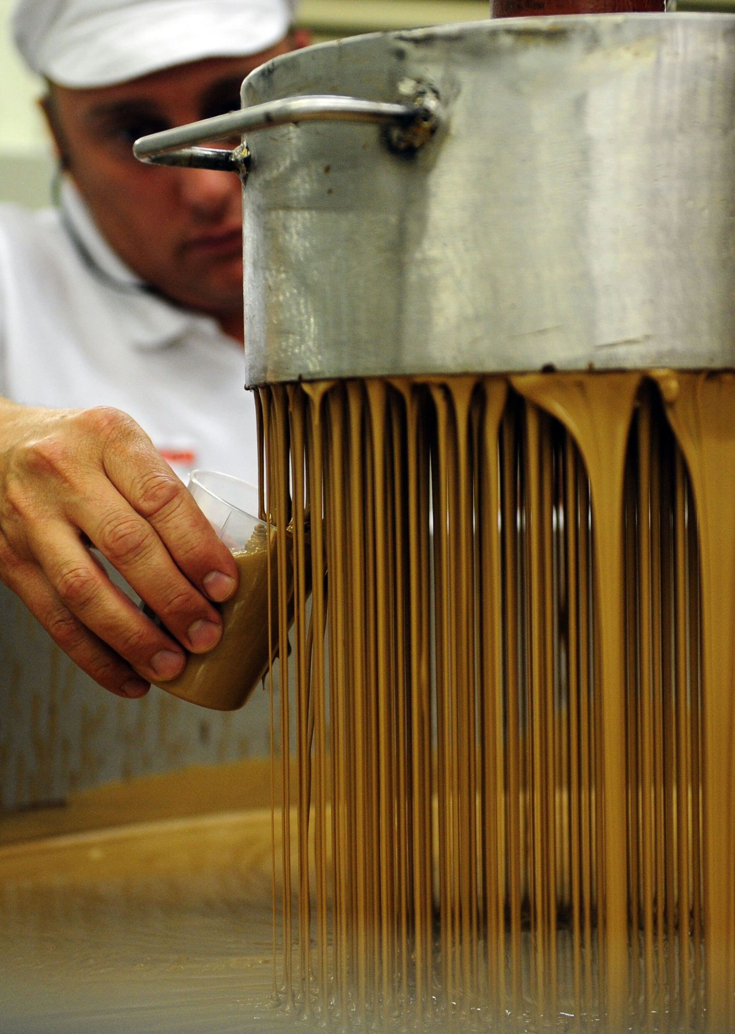 Barry Callebaut' töötaja valmistamas kuumakindlat šokolaadi.