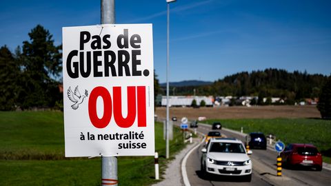 SANKTSIOONID PÜSIVAD ⟩ Šveitslased lükkasid referendumil tagasi neutraalsuse rangemalt piiritlemise