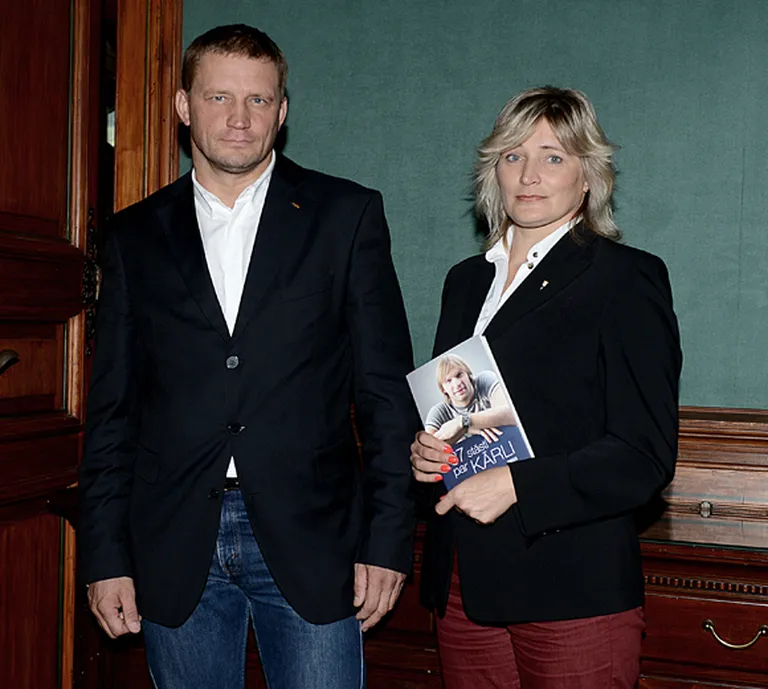 Skrastiņus viegli atpazīt, jo vizuāli viņi stipri līdzīgi. Leģendārā hokejista Kārļa Skrastiņa brālis Atis un māsa Una