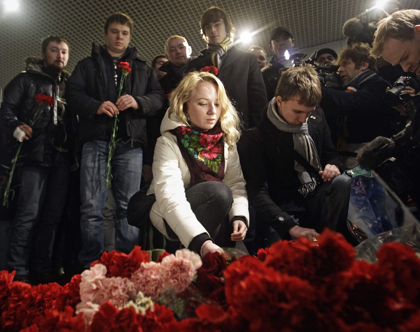 Leinavad inimesed Domodedovo lennujaamas pärast jaanuaris toimunud terroriakti