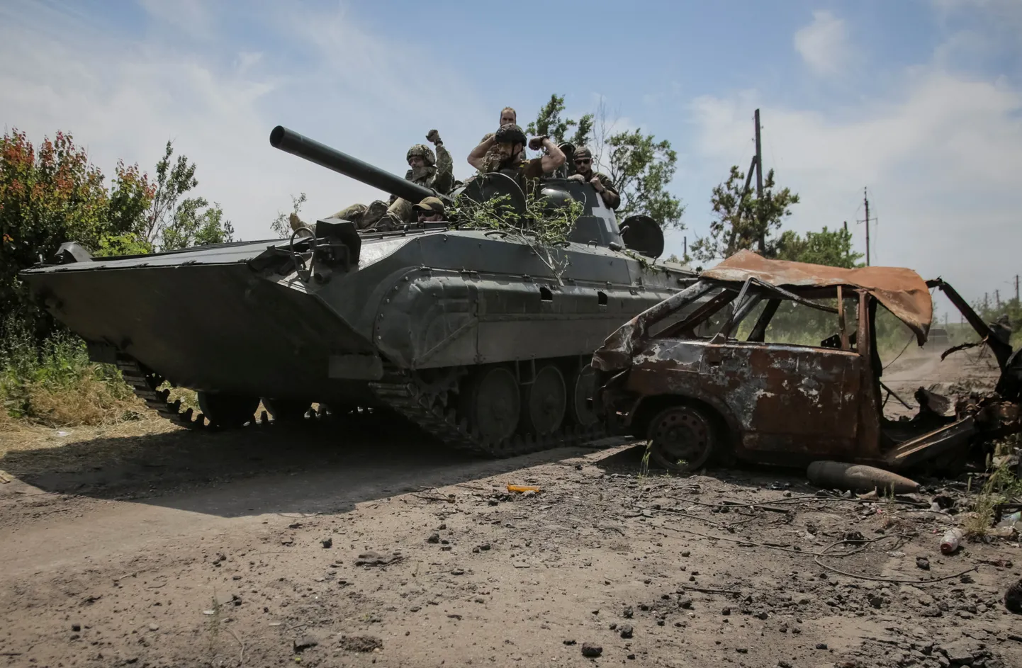 Ukraina võitlejad jalaväe lahingumasinal BMP-1. Foto on illustratiivne.