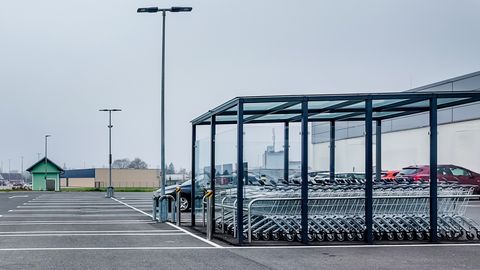 Sāk krimināllietu par pensionāres nobraukšanu veikala stāvlaukumā