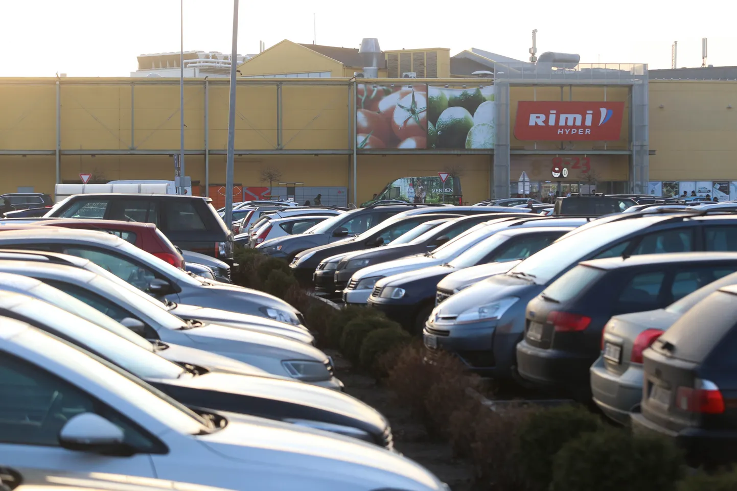 Automašīnas lielveikala stāvvlaukumā