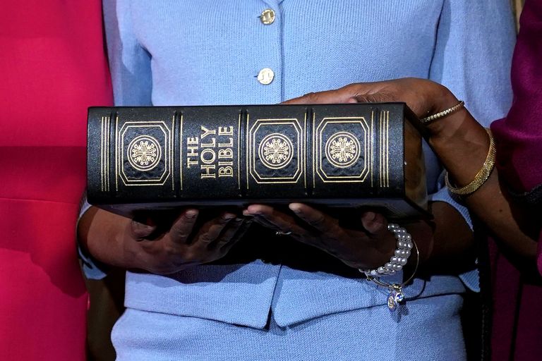 Texase demokraat Sheila Jackson Lee oma ametivandeks kaasa võetud Piibliga.