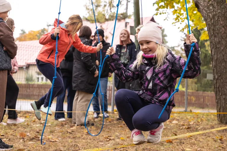 Tasakaalu saab harjutada ka nööril kükitades. Eriti osav on see, kes pärast ka püsti tõusta oskab.