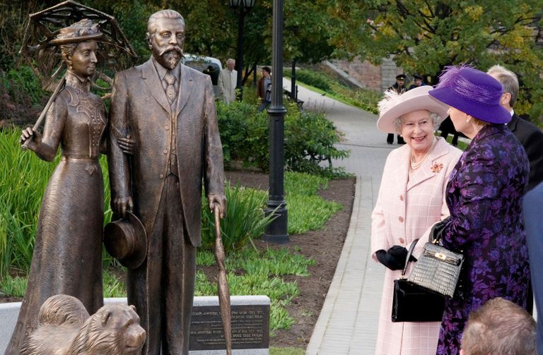 Елизавета II и президент Латвии Вайра Вике-Фрейберга на открытии памятника Дж. Армитстеду.