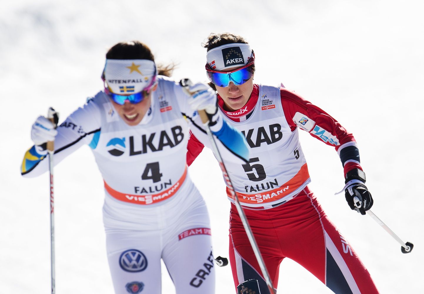 Suusarajal käib Rootsi ja Norra (sel pildil vastavalt Charlotte Kalla ja Heidi Wengi) vahel aus võitlus. Kuluaarides loobivad kaks riiki aga teineteist poriga.