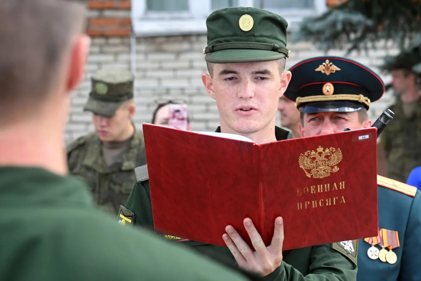 Vene ajateenistuja vannet andmas Moskvas.