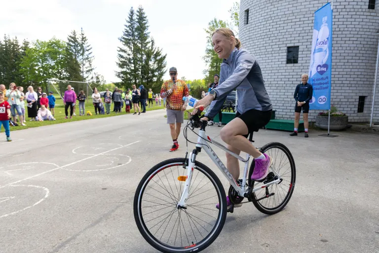 Tamsalu suusatreener Kaili Ots vuras koju loosiga võidetud jalgrattal.
