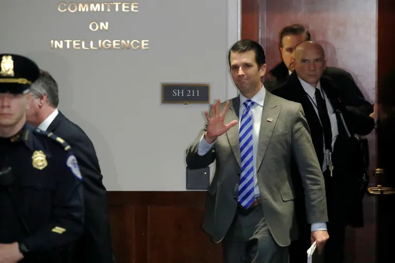 Donald Trump Jr. Julgeolekukomitee kuulamisele minemas.