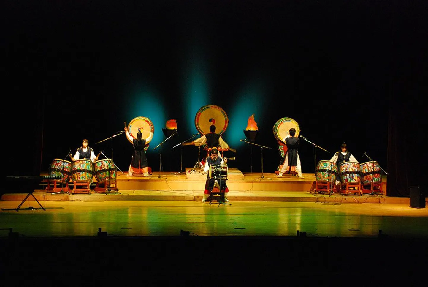 Festivali avakontserdil Rotermanni väljaku telgis esineb homme korea traditsioonilise muusika ja tantsu ansambel Jan Chi Ma Dang.
