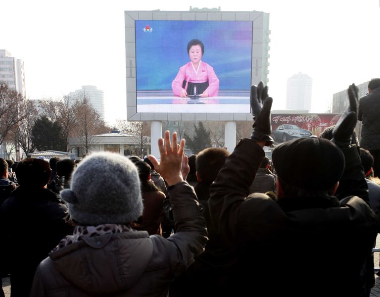 Põhjakorealased avalikult ekraanilt uudist jälgimas. Foto: AP/Scanpix
