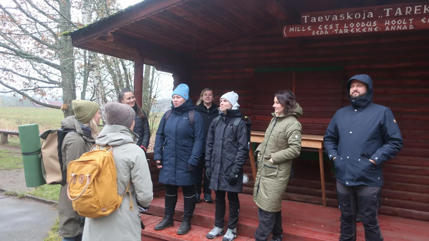 Matkaseltskond kogunes enne retke Taevaskoja parkimisplatsile.