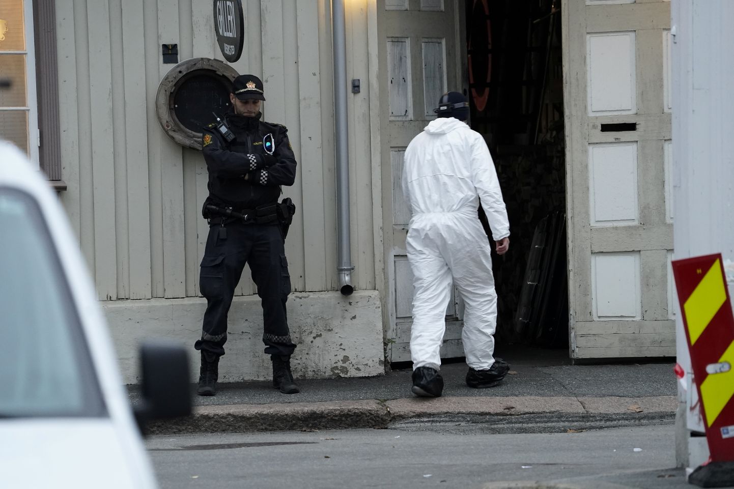Ohvritega viburünnakut uurivad politseinikud toimetamas Kongsbergi kesklinnas täna ennelõunal.