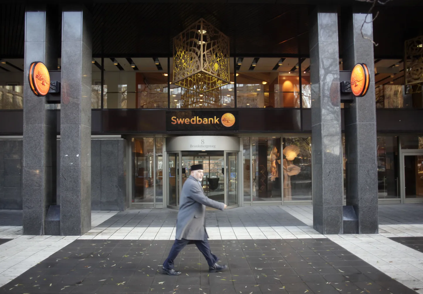 Mees reedel Swedbanki peakontori ees Stockholmis.