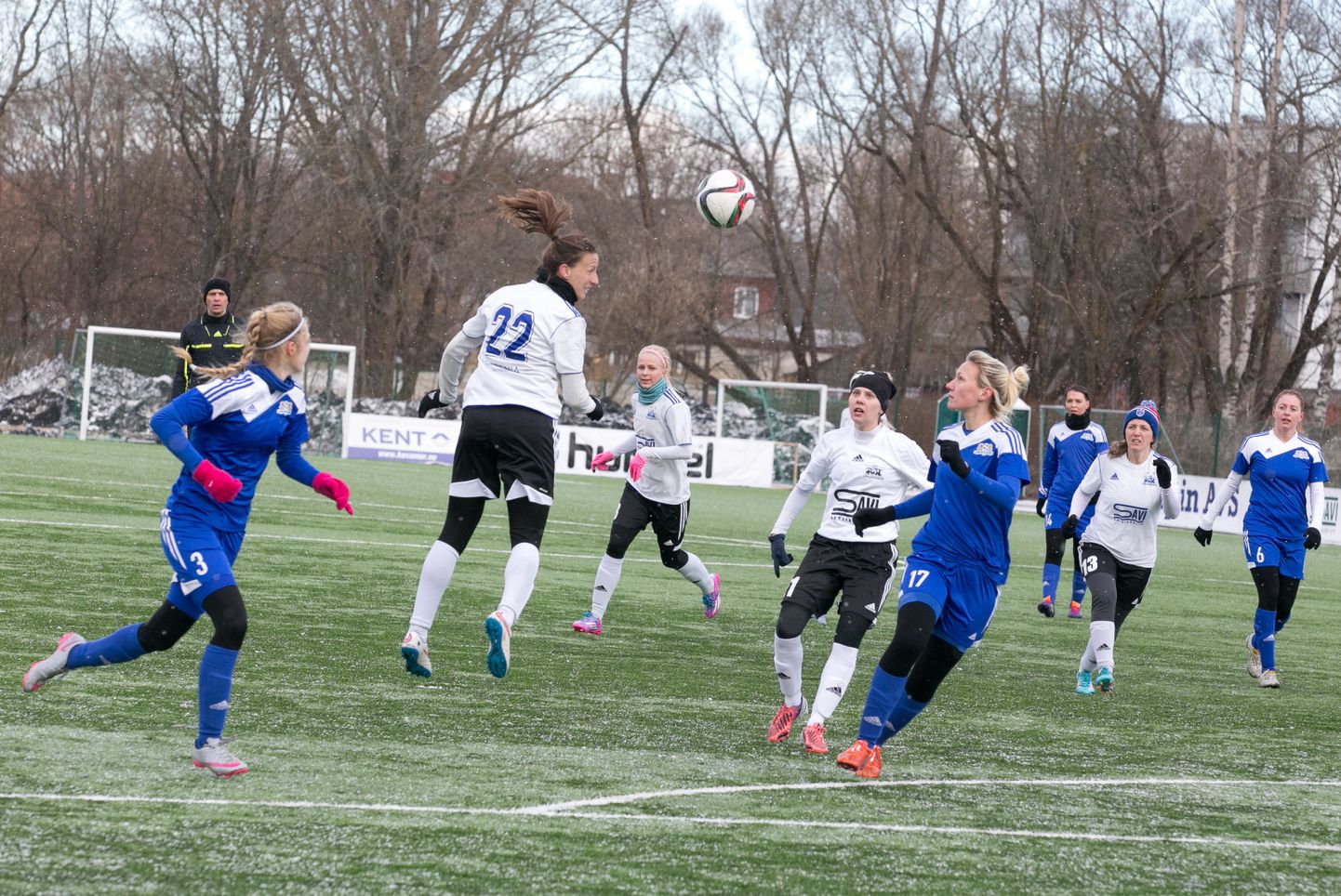 Pärnu jalgpalliklubi naiskond (valges) jõudis Eesti karikavõistlustel kindla võiduga nelja parema hulka.