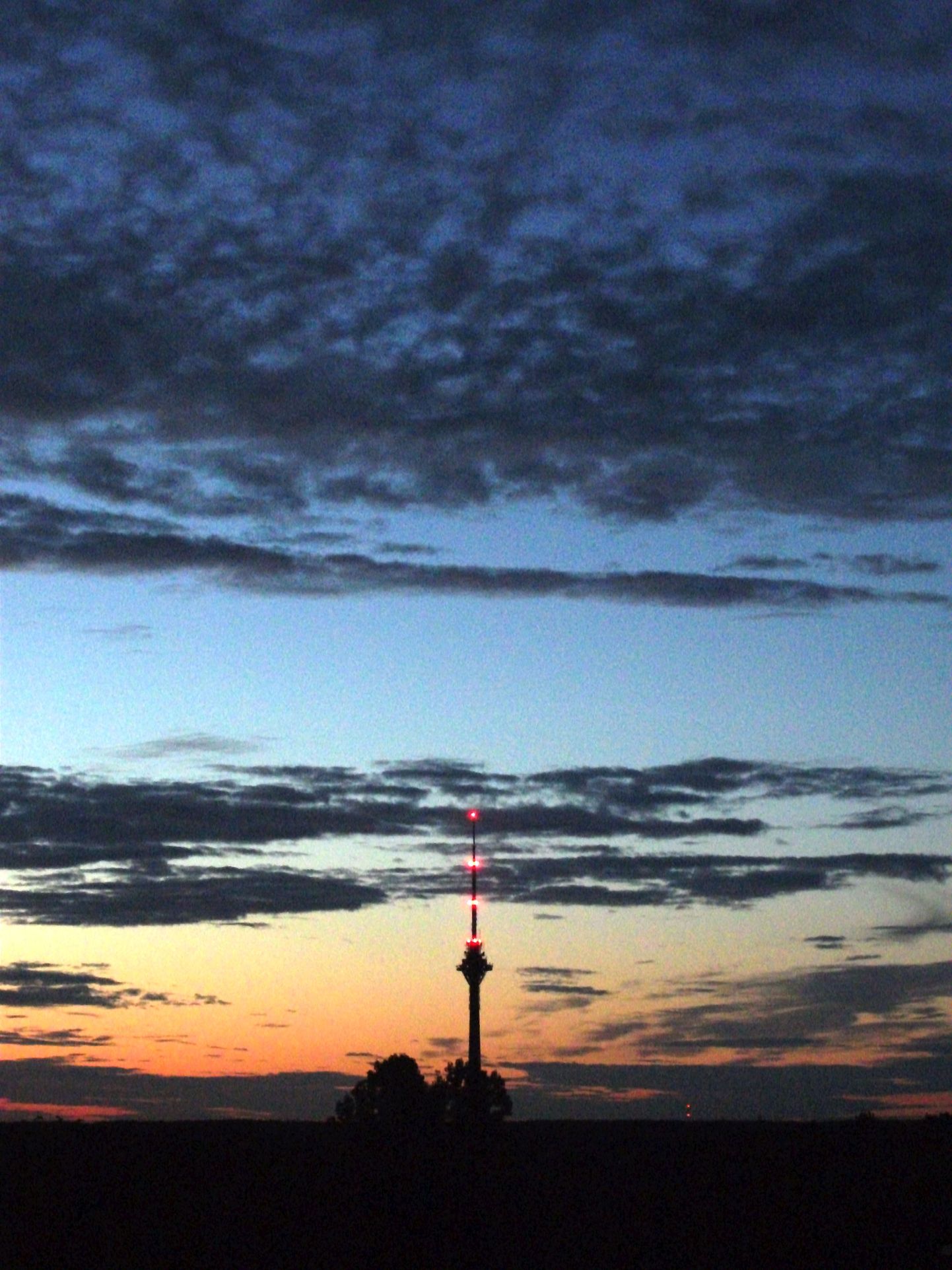 Tallinna teletorn päikeseloojangu taustal
