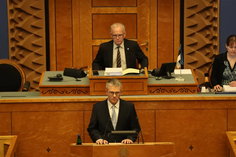 Janek Mäggi riigikogus ametivannet andmas.