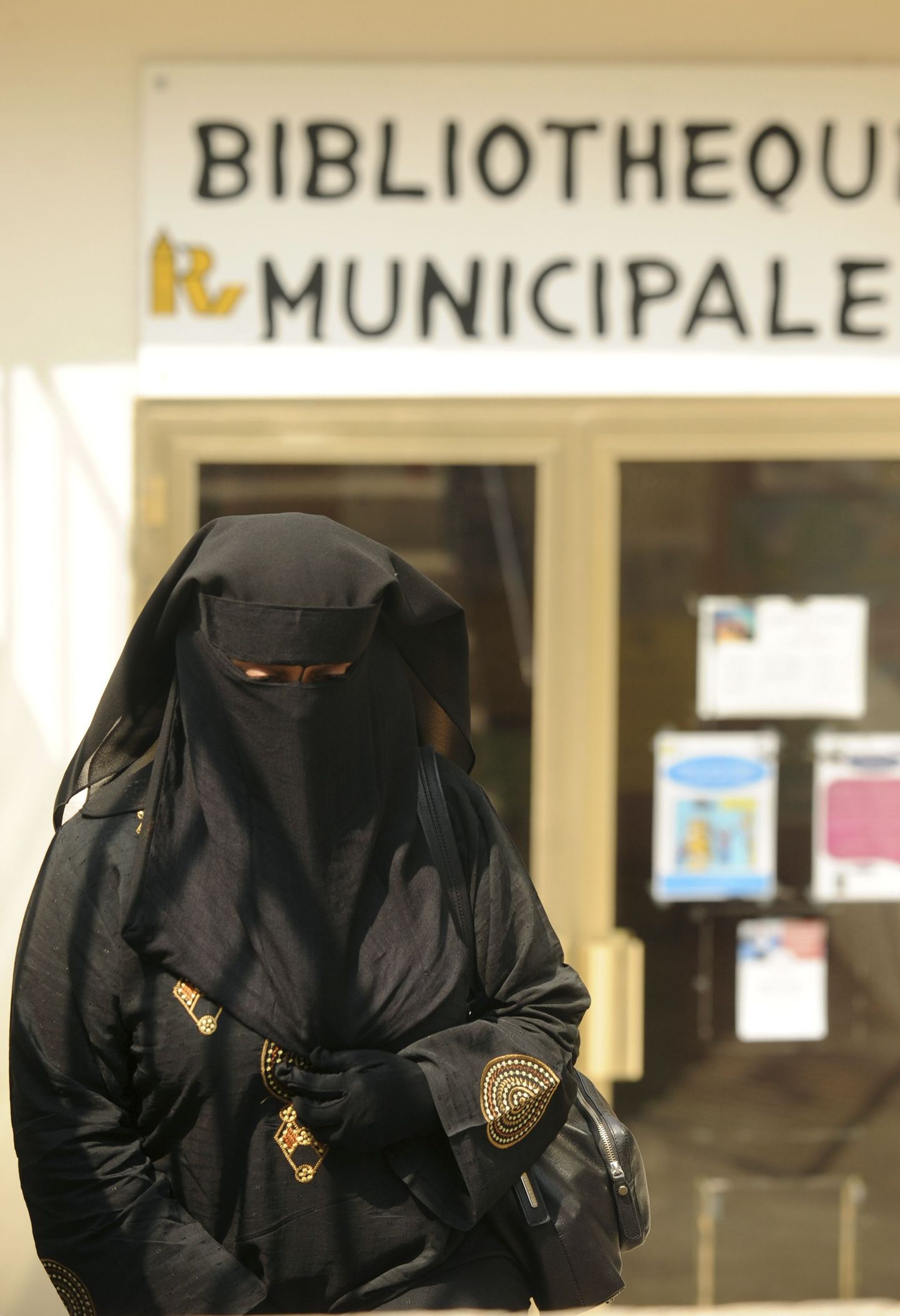 Burkas naine Roncinis Põhja-Prantsusmaal.