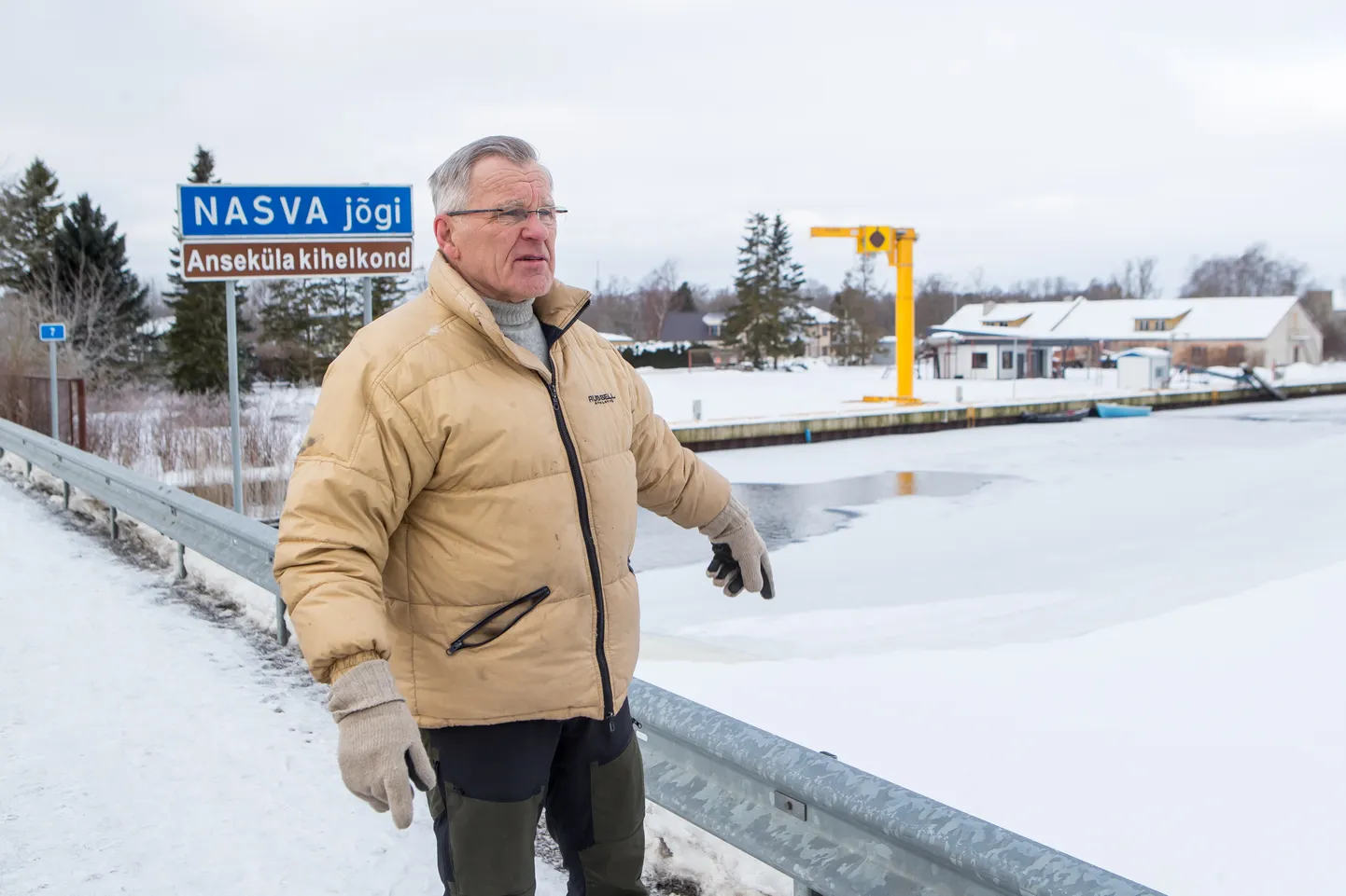 NASVA – SEE ON JÕGI: Poole sajandi eest Nasvale koduväiks tulnud Hillar Lipp nendib, et küla sissesõitu ehtiv kahe- ja poolesaja aasta vanune viltune pedajas tähistab küll Nasva tekkimist, kuid kaluriküla südameks on ikkagi jõgi ja põline kalasadam.