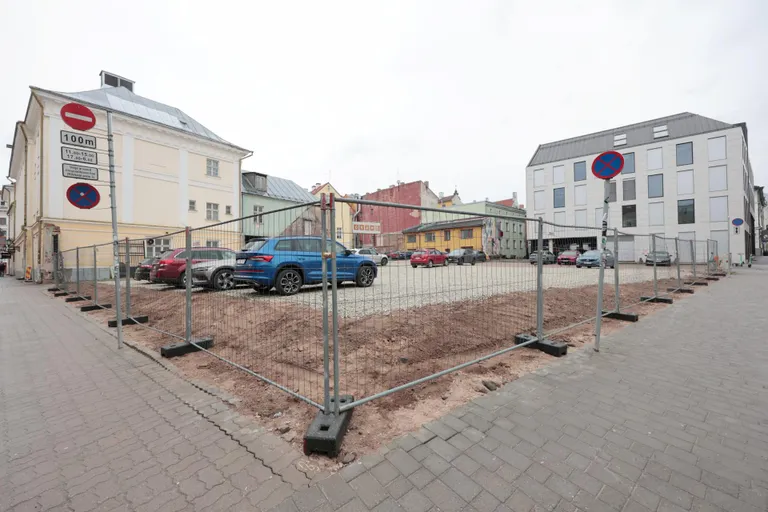 Kompanii 2 kinnistult lammutati garaaž ja müürid, nüüd ootab see tühi plats ehituse algust.
