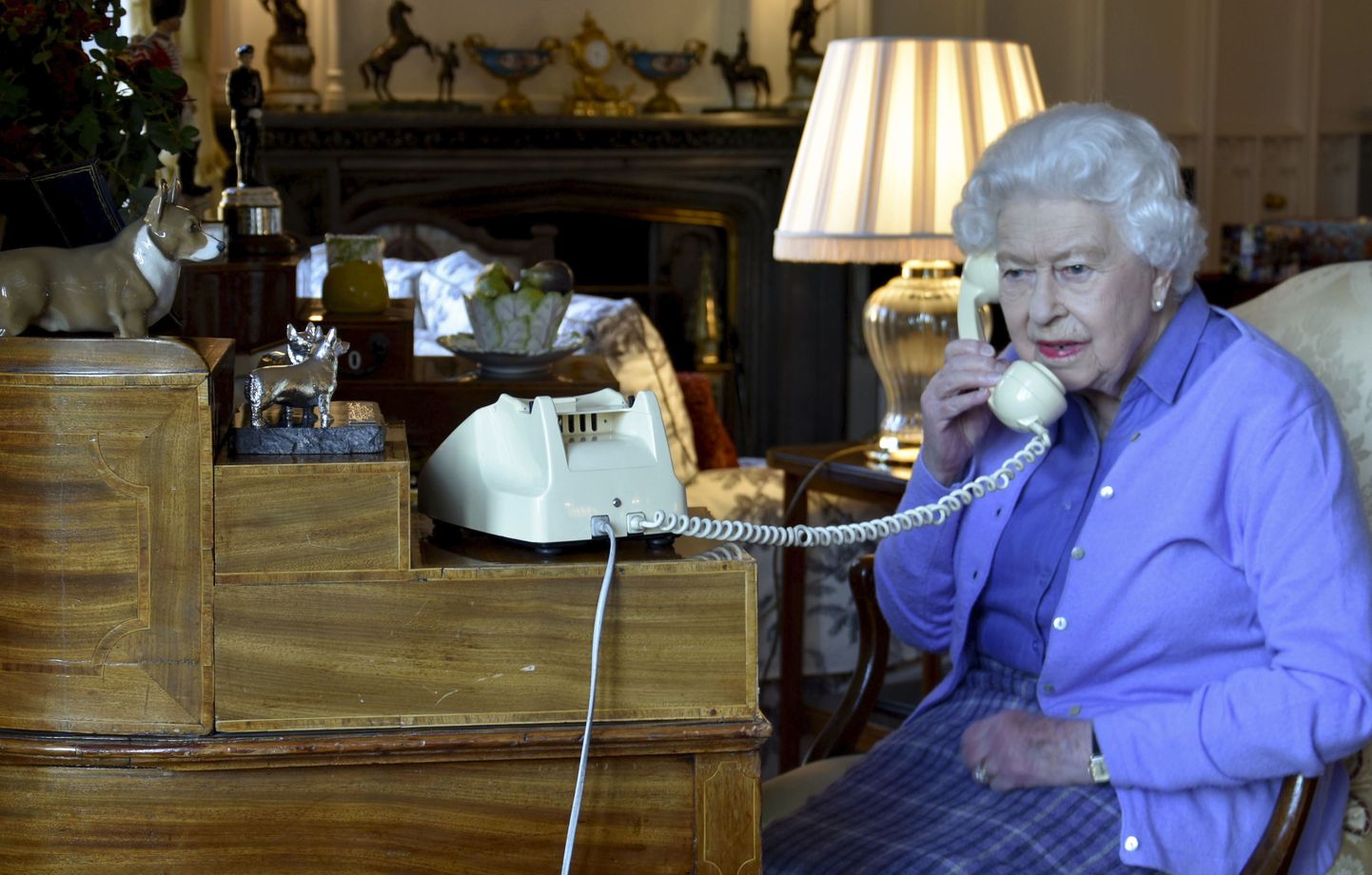Королева Елизавета II во время аудиенции по телефону.