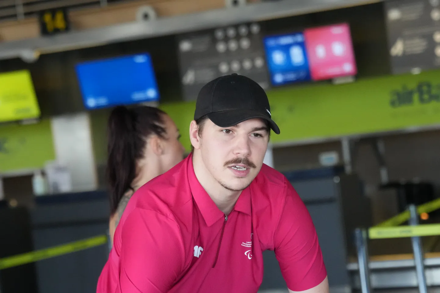 Latvijas parasportists Jurijs Semjonovs Rīgas lidostā pirms izlidošanas uz Parīzes paralimpiskajām spēlēm, kurās Latviju pārstāvēs astoņi sportisti piecos sporta veidos.