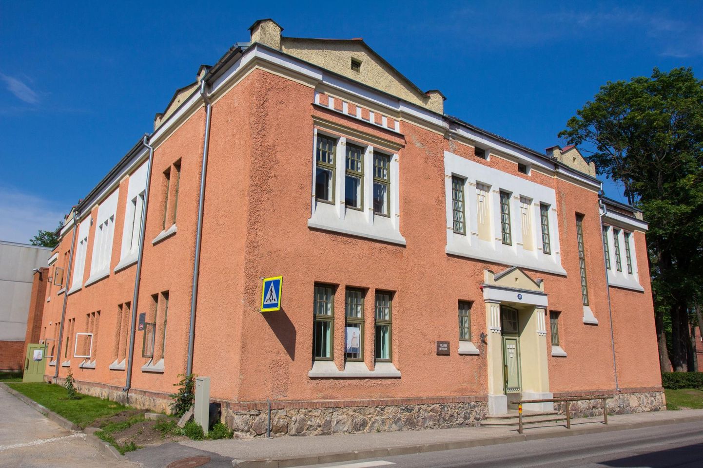 Viljandi huvikool sai tantsusaali uute õppevahendite soetamise tarvis 2613 eurot.